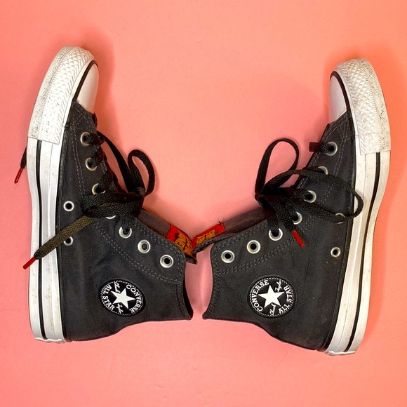 Converse Looney Tunes Men’s Size 4/ Women’s Size 6 High Top Sneaker. - Picture 4 of 8